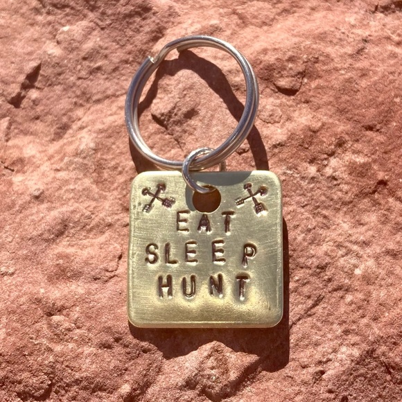 ARTISAN Stamped Brass Key Ring EAT SLEEP HUNT - Picture 5 of 5